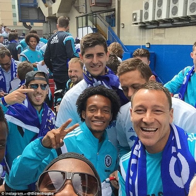صور احتفال لاعبي تشيلسي بلقب الدوري الانجليزي 2015 في شوارع لندن