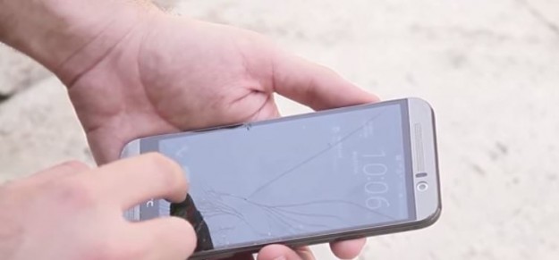 بالفيديو شاهد لحظة حرق هاتف HTC One M9 بالنار