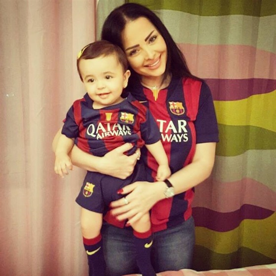 صور ديانا كرزون مع ابنتها بقميص برشلونة 2015