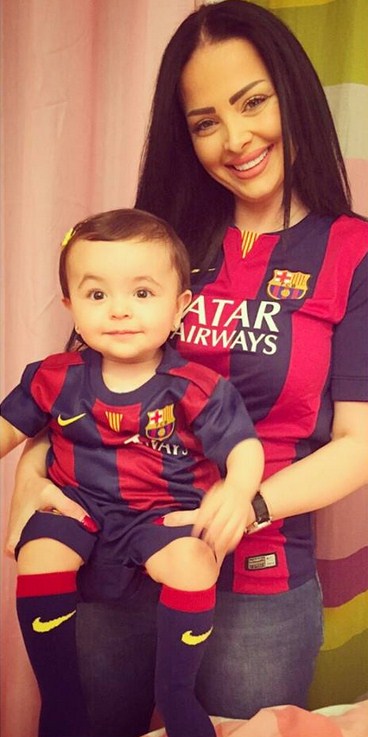 صور ديانا كرزون مع ابنتها بقميص برشلونة 2015