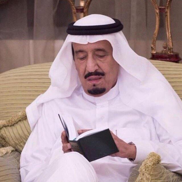 صورة الملك سلمان وهو يقرأ القرآن تشعل مواقع التواصل 2015