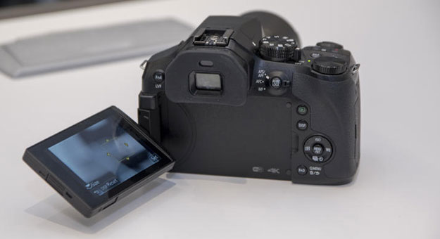 صور ومواصفات وسعر كاميرا باناسونيك Lumix FZ300 الجديدة 2015
