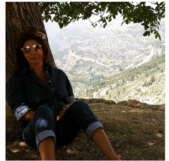 صور إليسا وهى تجلس تحت شجرة عملاقة أعلى أحد تلال بيروت 2015