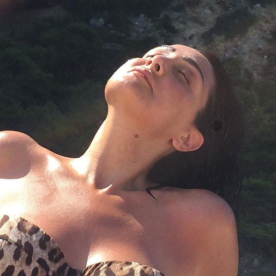 صور غادة عبد الرازق وهي عارية في شواطئ إيطاليا 2015
