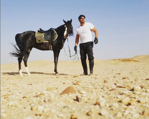 صور النجم أحمد السقا وهو يمارس رياضة الفروسية في الصحراء 2015