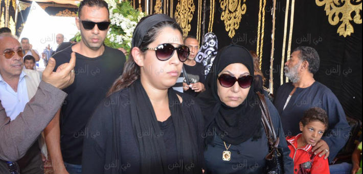 صور أيتن عامر وزوجها في جنازة الراحل نور الشريف 2015