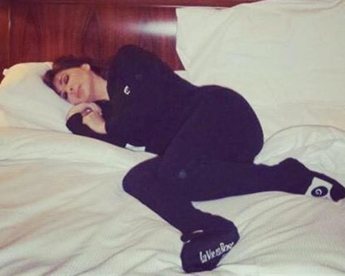 صور إليسا وهي نائمة على سريرها بالبيجامة 2015
