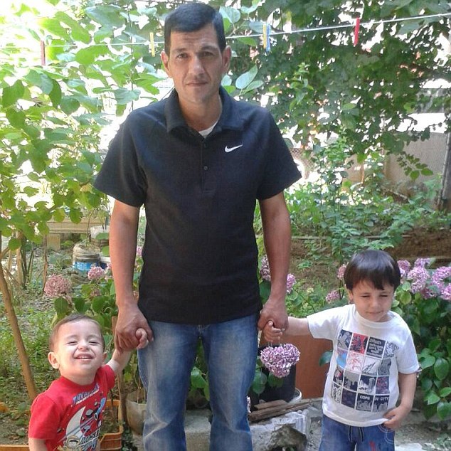 صور الطفل السوري إيلان كردي 2015 , صور إيلان كردي مع والده وشقيقه 2015