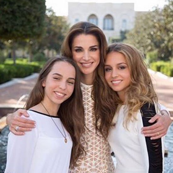 صور الملكة رانيا مع بناتها إيمان وسلمى 2015