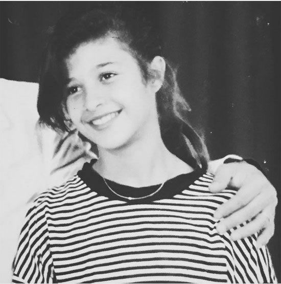 صور ياسمين عبد العزيز وهي طفلة صغيرة بالابيض والاسود 2015