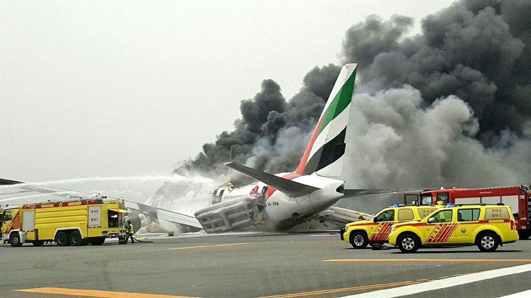 بالصور لحظة اشتعال طائرة الإماراتية اليوم الاربعاء 3-8-2016