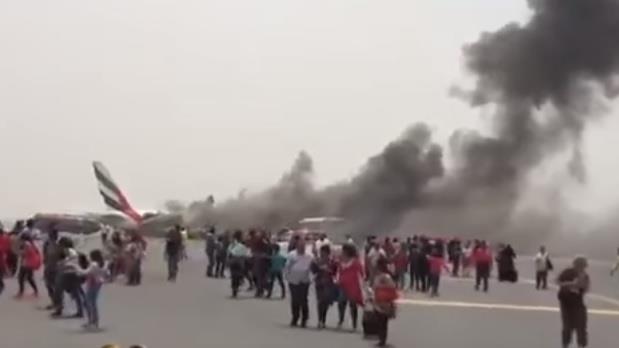 بالفيديو لحظة اخلاء الطائرة الإماراتية المحترقة اليوم 3-8-2016