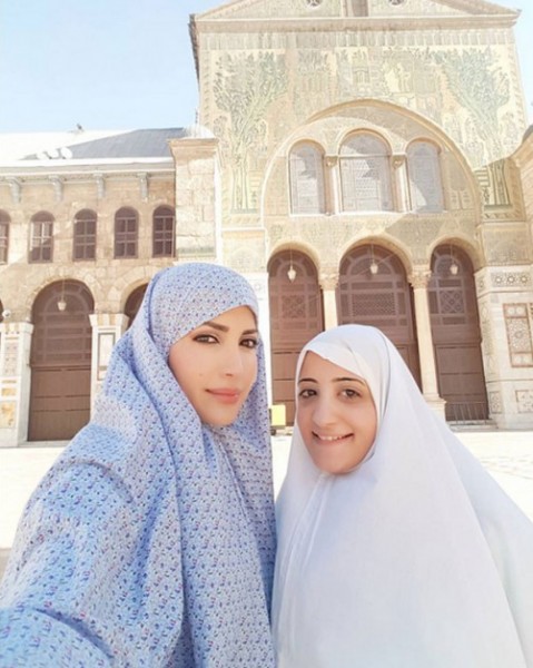 صور نسرين طافش بالحجاب في المسجد الأموي 2016