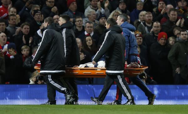 صور وتفاصيل اصابة هنريك مخيتريان في مباراة توتنهام 2016