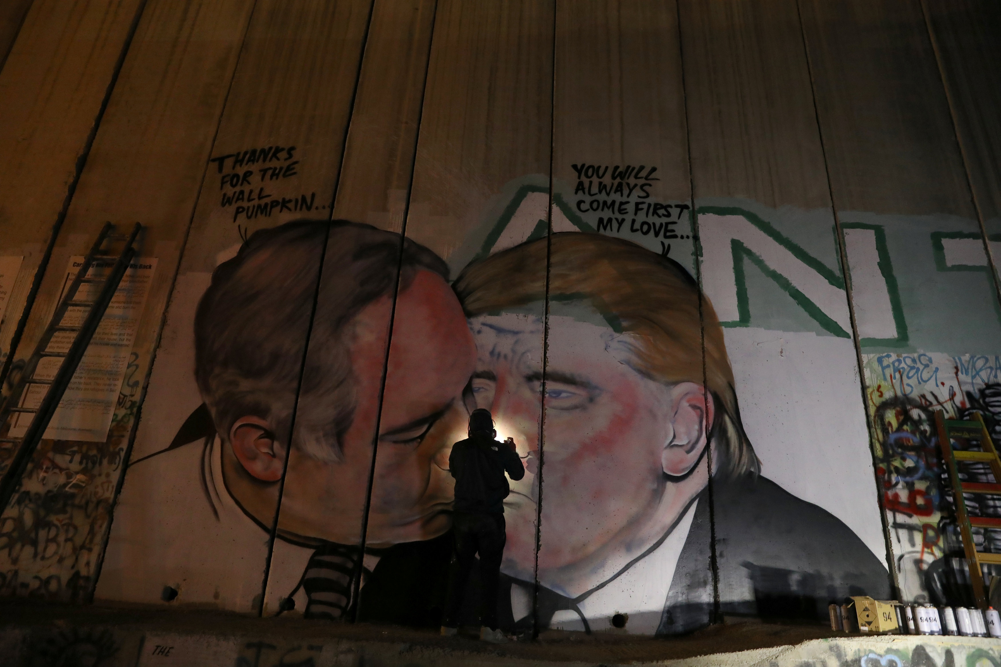 بالصور جرافيتى ساخر من ترامب ونتنياهو 2017