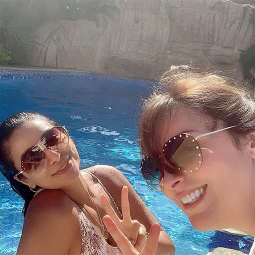 صور نرمين الفقي في حمام السباحة مع صديقتها