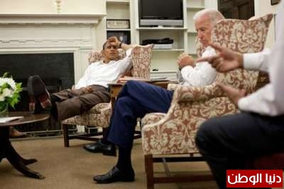 بالصور ... باراك أوباما يرفع قدميه على وجوه مساعديه في البيت الابيض