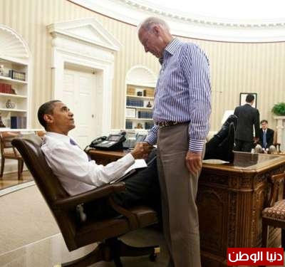 بالصور ... باراك أوباما يرفع قدميه على وجوه مساعديه في البيت الابيض