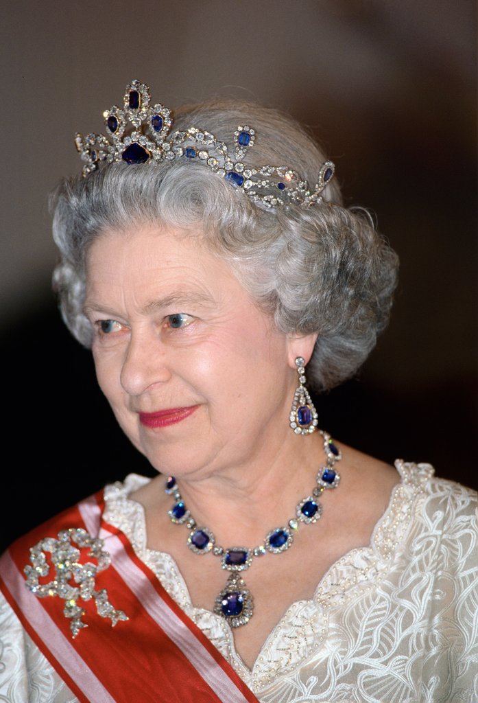 بالصور شاهد أجمل واغلى تيجان الملكة إليزابيث الثانية
