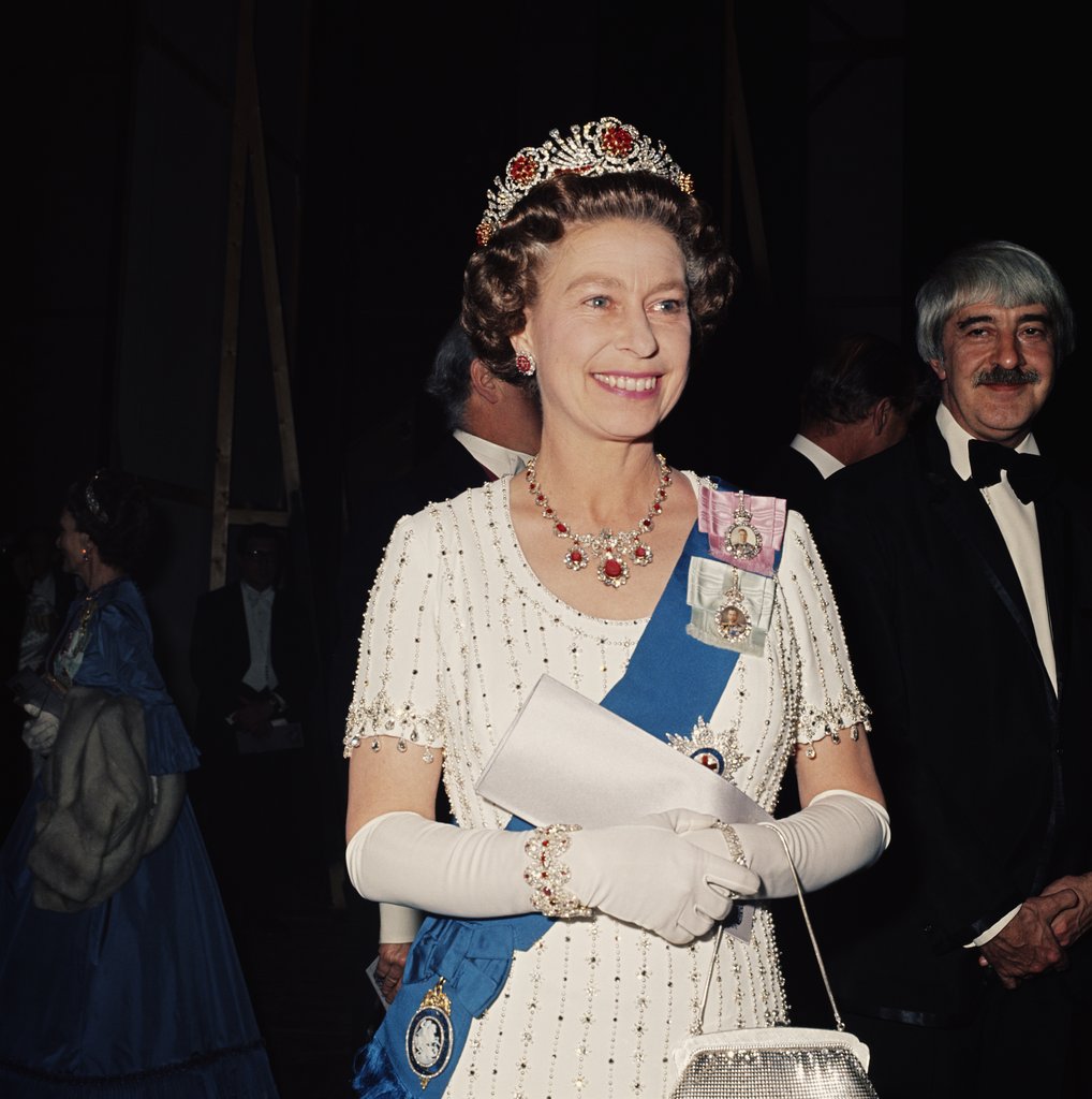بالصور شاهد أجمل واغلى تيجان الملكة إليزابيث الثانية