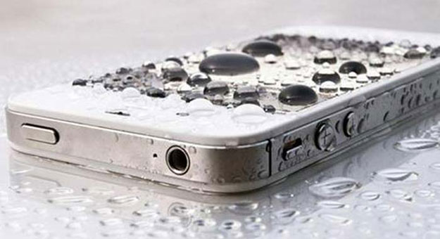 بالفيديو طريقة انقاذ هاتفك عند وقوعه في الماء باستخدام الأرز