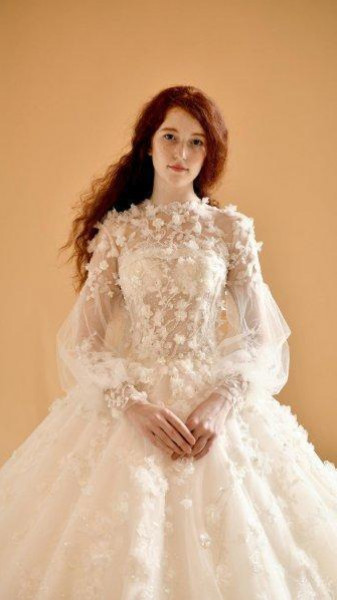 بالصور فساتين زفاف مزينة بالورد ع الموضة 2020