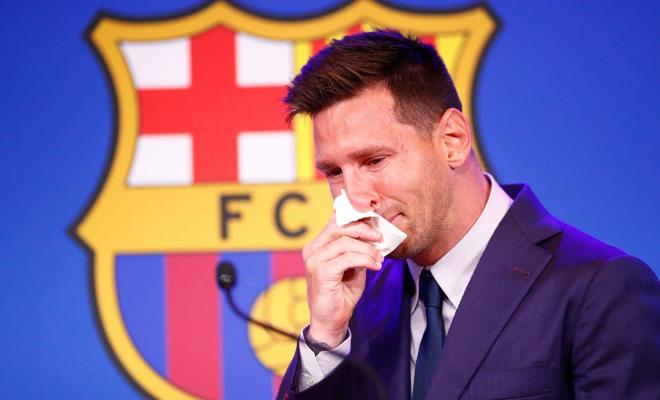 صور بكاء ميسي بعد رحيله من برشلونة