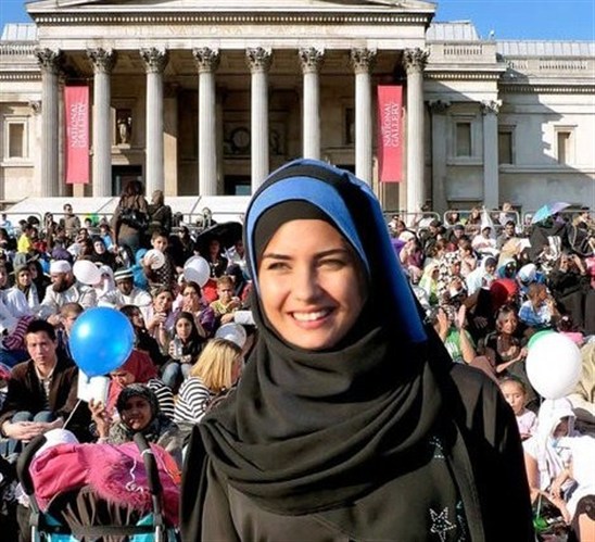 صورة فريدة لتوبا بوكستن بالحجاب