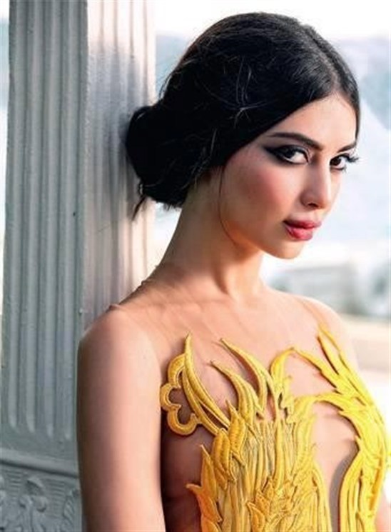 صور الممثلة التركية ملك ابيك يالوفا المعروفة ايزابيل بمكياج وفساتين جميلة