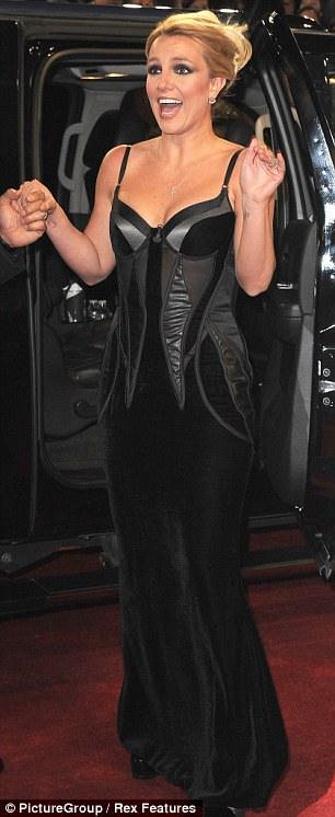 بالصور بريتني سبيرز تخطف الأضواء بفستان أسود مبهر - صور بريتني سبيرز بفستان اسود خيالي 2013 - صور بريتني سبيرز  2013