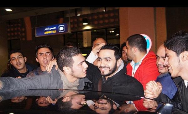 صور تامر حسني بالاردن - بالصور إستقبال حاشد لتامر حسني في مطار عمّان