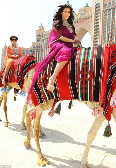 صور كيم كارديشان بالعباية العربيه علي الجمل في دبي 2013 - صور كيم كارديشان 2013