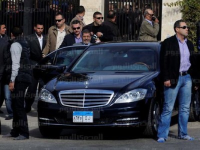 بالصور مرسي يخرج مسرعاً عقب صلاة الجمعة.. وحرّاسه "حفاة"