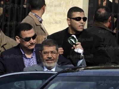 بالصور مرسي يخرج مسرعاً عقب صلاة الجمعة.. وحرّاسه "حفاة"