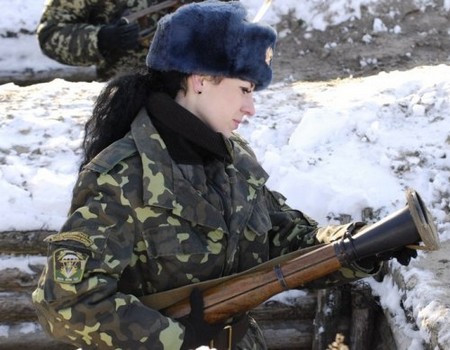 بالصور اكثر الجنديات جاذبية في القوات المسلحة الاوكرانية - صور الجنديات في القوات المسلحة الاوكرانية - صور المجندات الاوكرانيات - صور اجم