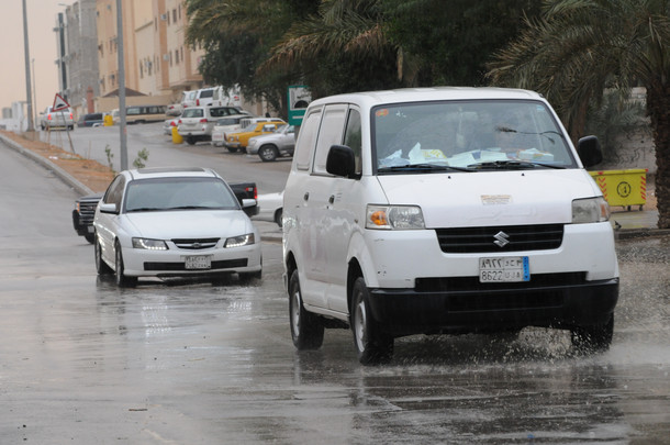 بالصور أمطار متوسطة إلى غزيرة على الرياض