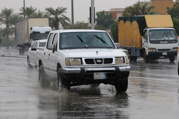 بالصور أمطار متوسطة إلى غزيرة على الرياض