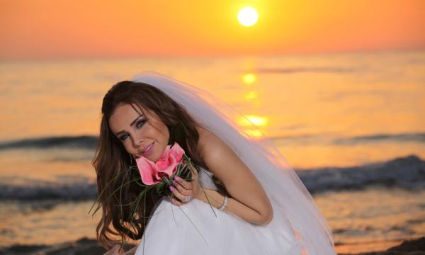 صور رولا سعد تحتفل بزفافها على الشاطئ بالفستان الابيض والحصان 2013