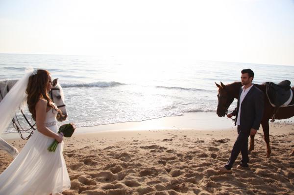 صور رولا سعد تحتفل بزفافها على الشاطئ بالفستان الابيض والحصان 2013