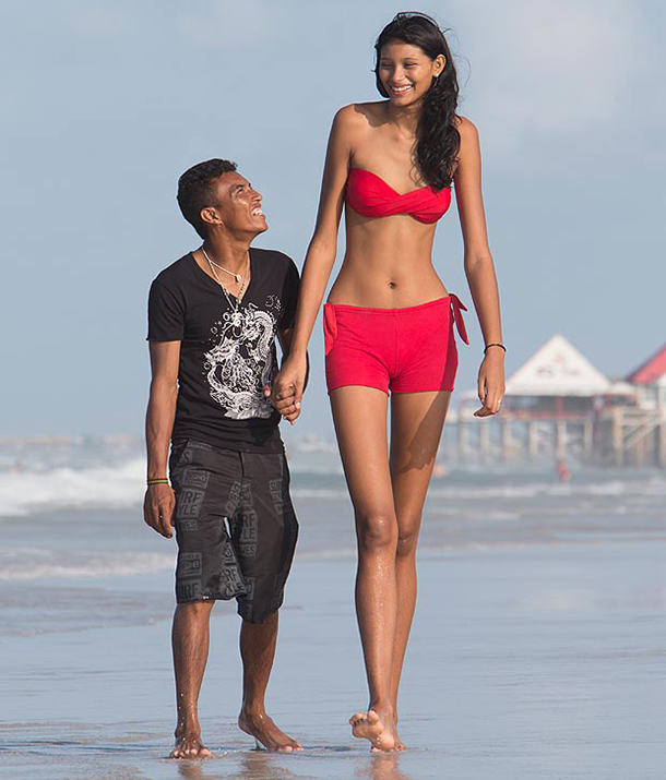 بالصور.. أطول مراهقة فى العالم تختار حبيبا أقصر منها بنصف متر