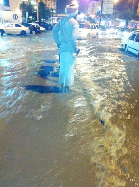 بالصور أمطار غزيرة في مكة المكرمة تعطل الحركة بالشوارع