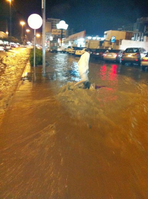 بالصور أمطار غزيرة في مكة المكرمة تعطل الحركة بالشوارع