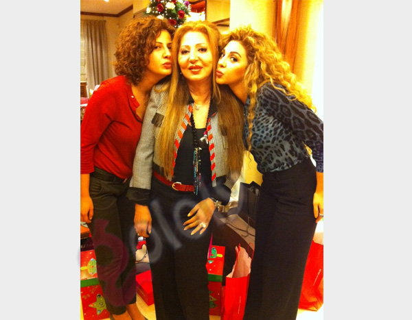 ميريام فارس تحتفل بالكريسماس مع شقيقتها ووالدتها - صور ميريام فارس مع شقيقتها والدتها