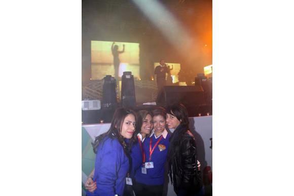 بالصور آخر حفلات عمرو دياب في 2012 - صور حفلة عمرو دياب في ملعب الهوكي 2012 - صور عمرو دياب 2013