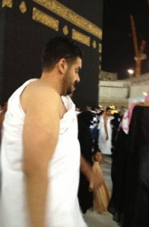 صور حسين الجسمي يؤدي العمرة في مكة المكرمة 2013 - صور حسين الجسمي يطوف حول الكعبة بملابس الاحرام في الأراضي المقدسة 2013