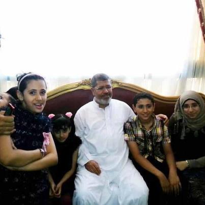 صور مرسى فى منزله يرتدى الجلباب الابيض