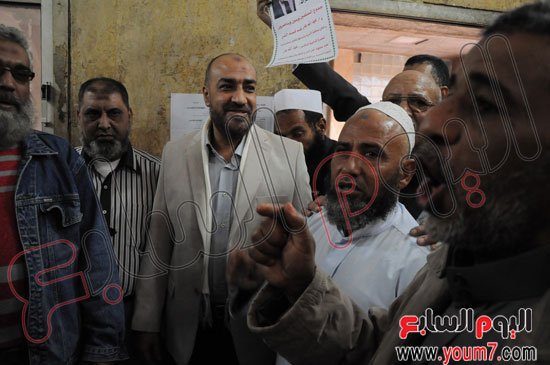 بالصور أنصار "عبد الله بدر" يرفعون لافتات تهاجم إلهام شاهين