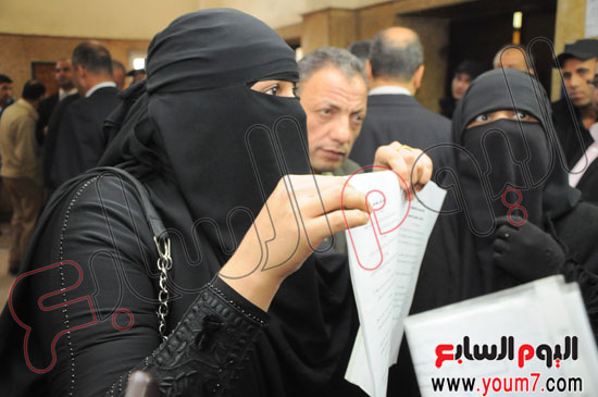 بالصور أنصار "عبد الله بدر" يرفعون لافتات تهاجم إلهام شاهين