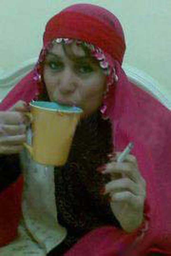 صورة محرجة لإنجي علي صور الإعلامية المصرية إنجي علي وهي تدخن السيجارة وتشرب كوباً من الشاي بالملابس البدوية