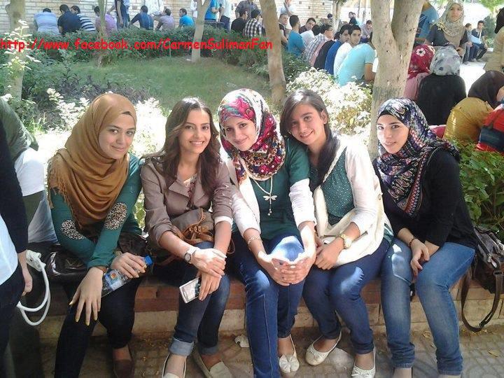 صورة كـارمـن سـلـيـمـان مع اصحابها فى الكلية 2012